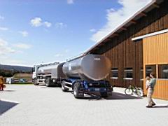 Der Milchtank-Lastwagen fhrt vor